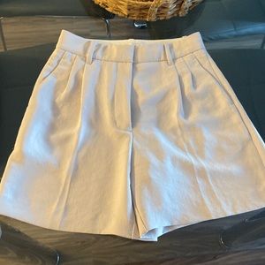 NWOT effortless Aritzia Shorts 7", NEVER WORN